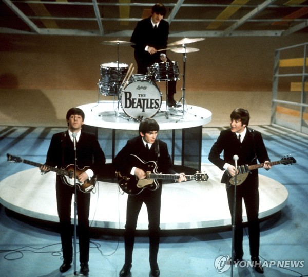 비틀스가 1964년 미 CBS방송의 '에드 설리번 쇼'에 출연했을 때의 모습[AP 연합뉴스 자료사진. 재판매 및 DB 금지]
