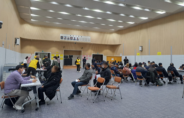 21일 인천시 연수구청에서 열린 현장 채용행사 ‘일구데이’에 중장년 구직자들이 모였다.