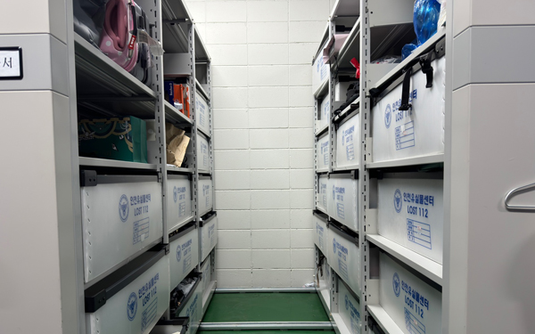 25일 찾은 인천경찰청 유실물보관센터는 유실물 가득 쌓여 100㎡남짓한 방안을 가득 채우고 있었다.