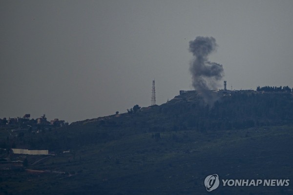 헤즈볼라의 로켓 공격을 받은 이스라엘 북부 지역에서 치솟는 연기[AP 연합뉴스자료사진. 재판매 및 DB 금지]