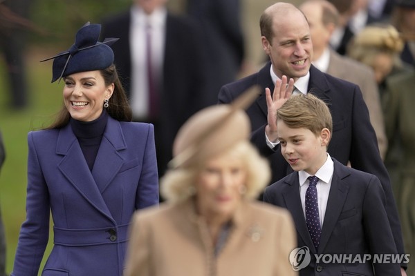 영국 케이트 왕세자빈(왼쪽)과 윌리엄 왕세자(맨 뒤), 장남 조지 왕자가 2023년 12월 25일(현지시간) 커밀라 왕비의 뒤를 따라 크리스마스 미사 참석을 위해 교회에 들어서고 있다. [AP=연합뉴스 자료사진]