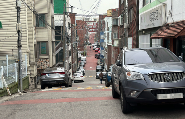 5일 오전 9시께 찾은 인천시 미추홀구 용현동 한 주택가는 비탈길임에도 고임목을 설치한 차량은 없었다.