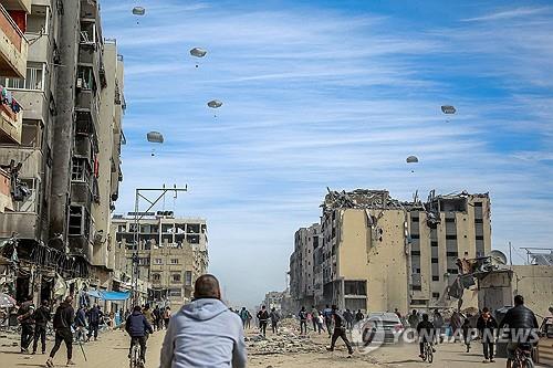 가자지구에 떨어지는 구호품들(가자시티·AFP=연합뉴스) 1일(현지시간) 가자지구 가자시티 상공에 구호품이 떨어지고 있다.