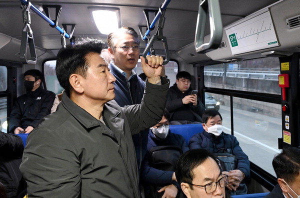 김동근 의정부시장이 5일 시내버스 57-1번에 탑승해 출근길 시민들 불편사항을 살폈다.  <의정부시 제공>