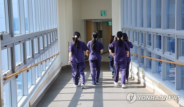 이동하는 간호사들[연합뉴스 자료사진]