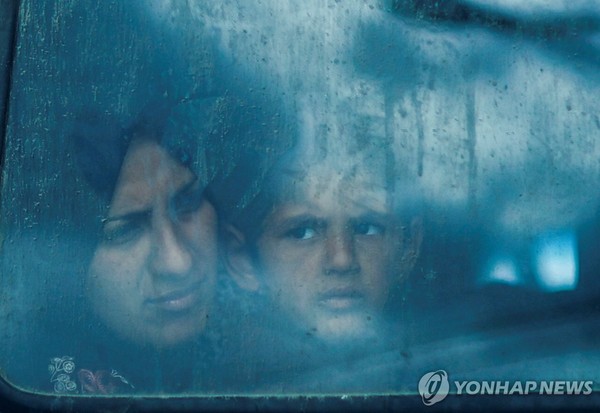 창밖 내다보는 팔레스타인 모자(라파 로이터=연합뉴스) 팔레스타인 어린이와 그 어머니가 9일(현지시간) 가자지구 남쪽 라파에서 버스 안에서 창문으로 밖을 내다보고 있다.