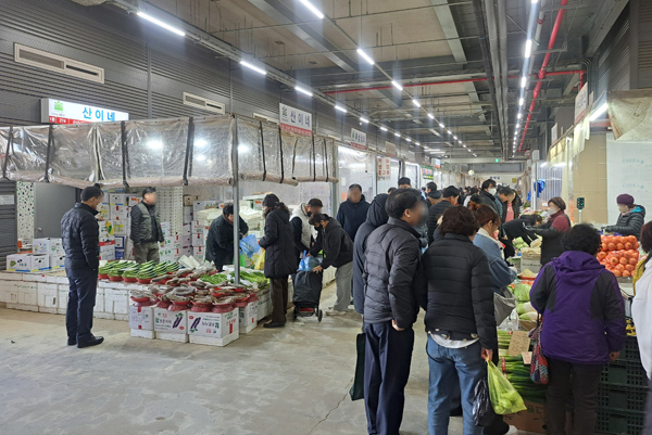 채소 가격이 연일 고공행진하는 가운데 8일 오전 인천 남촌농축산물도매시장이 조금이라도 싸게 채소를 구입하려는 시민들로 북적인다.