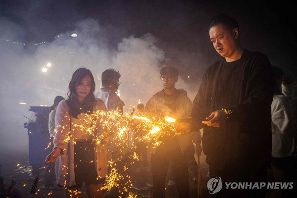 지난 2월 14일 마카오 시민들이 춘제를 기념하는 불꽃놀이를 하고 있다. 중국 전역에서는 최대 명절인 춘제 연휴를 맞아 곳곳에서 다양한 불꽃놀이가 펼쳐지고 있다./연합뉴스