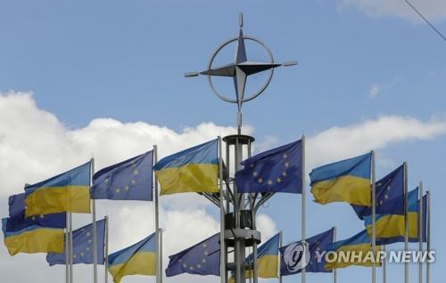 작년 7월 우크라이나 키이우 유로피안 광장에서 펄럭이는 우크라이나 국기와 유럽기[EPA 연합뉴스 자료사진. 재판매 및 DB금지]