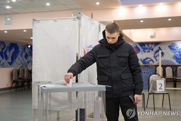 투표하는 러시아 주민(블라디보스토크 신화=연합뉴스) 15일(현지시간) 오전 8시 러시아 대선 극동지역 캄차카반도에서부터 사흘간의 일정으로 시작됐다. 블라디보스토크 투표소에서 한 주민이 투표소에서 투표함에 투표용지를 넣고 있다.