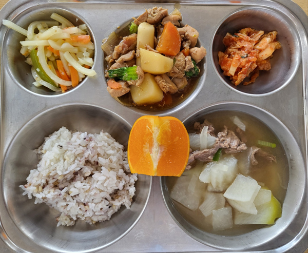 과일 가격 폭등으로 인천 지역 대다수 초등학교 들이 주 1회 과일  후식을 제공한다.