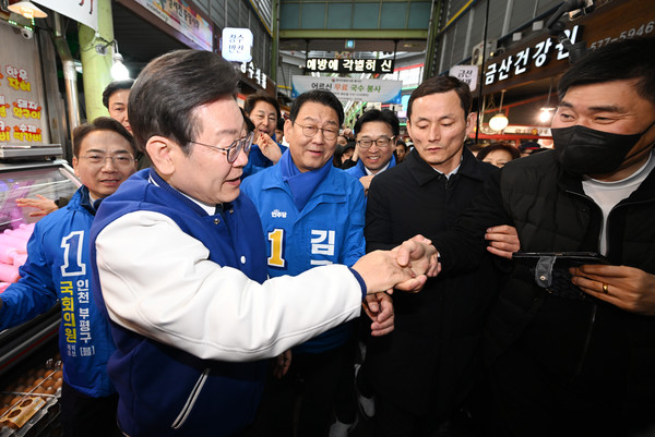 이재명 더불어민주당 대표가 20일 인천 서구 정서진중앙시장을 방문해 시민들과 인사를 나누고 있다. 이진우 기자 ljw@kihoilbo.co.kr