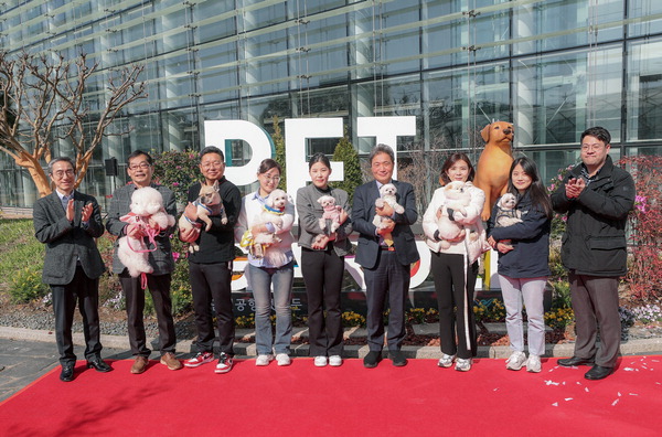 21일 인천국제공항 제1여객터미널에서 반려견을 위한 쉼터 ‘펫가든’ 오픈 기념행사가 열려 관계자들이 기념촬영을 하고 있다.