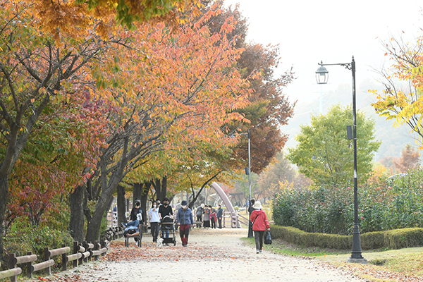 장자호수공원에서 산책을 즐기는 시민들.