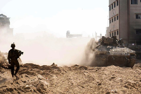 가자지구에서 작전 중인 이스라엘군 전차와 병사들./연합뉴스