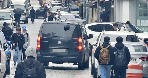인천시 미추홀구 용현동 인하대학교 후문 근처 한 이면도로에 보행자와 차량이 뒤섞여 사고가 우려된다.