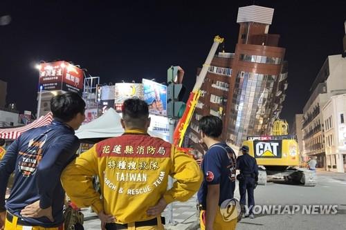 3일 대만 동부 지역에서 발생한 규모 7.4 강진의 영향으로 심하게 기울어진 화롄 시내 건물을 구조대원들이 쳐다보고 있다. 이번 지진으로 최소 9명이 숨지고 800여명이 부상한 것으로 알려졌다. /연합뉴스