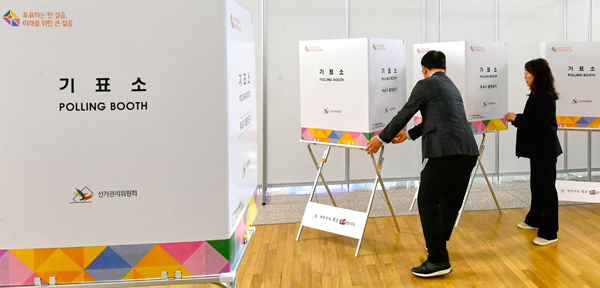 제22대 국회의원선거 사전투표를 하루 앞둔 4일 인천국제공항 제1터미널에 마련된 사전투표소에서 선관위 직원들이 기표소를 배열하고 있다.  이진우 기자 ljw@kihoilbo.co.kr