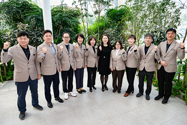 임정완(오른쪽 다섯 번째) 시민협력국장과 새빛민원실 베테랑 팀장들.