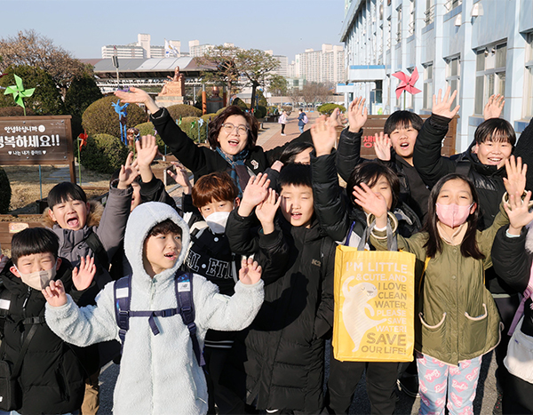 초등학교에 방문한 김보라 안성시장이 학생들과 기념촬영을 했다.