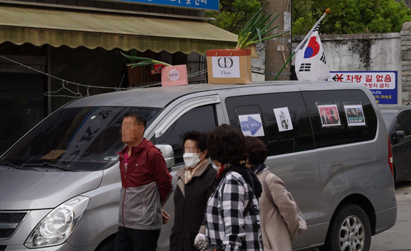 10일 인천시 미추홀구 인천남중학교 숭의4동 제 1투표소 정문에는 현 정권을 비판하는 봉고차량이 세워져 있다.