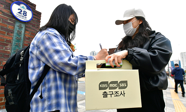 인천지역 유권자가 출구조사에 응하고 있다.