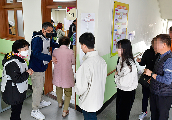 제22대 국회의원 선거일인 10일 인천시 미추홀구 용현여자중학교에 마련된 투표소에서 유권자들이 투표를 하기 위해 줄지어 서 있다.