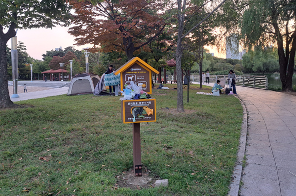 인천시 송도국제도시 해돋이공원에 설치된 배변봉투 수거함에 쓰레기가 가득 찼다.