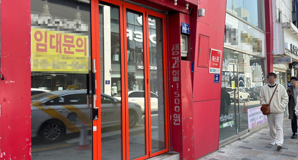 지난 9일 오전에 찾은 인천시 중구 신포국제시장 인근 상점가에 임대를 알리는 문구가 붙어 있다.