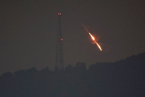 이란, 이스라엘 본토 첫 보복 공격…드론·미사일 대규모 공습./연합뉴스
