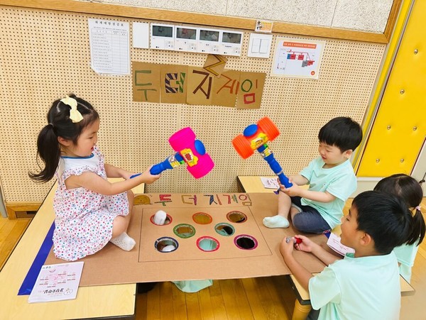 동백유치원에서 진행 중인 ‘두드림 프로그램’에서 유아들이 두더지 게임을 하고 있다.