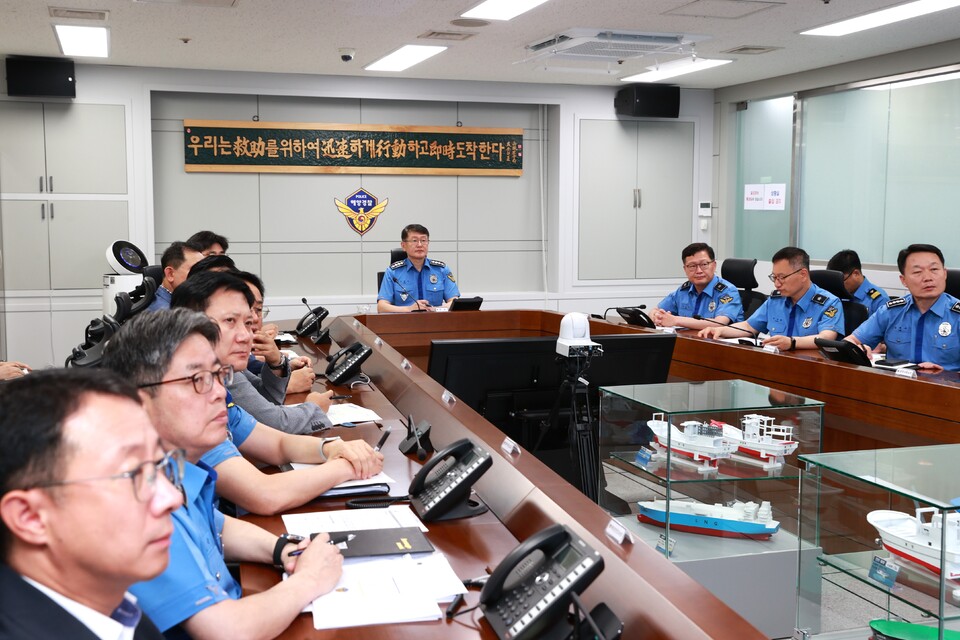 김용진 해양경찰청장은 17일 오전 극한호우에 따른 긴급 전국 지휘관화상회의를 열고 , “국민 안전과 재산 보호가 최우선” 이라며, “해안가 위험 요소 차단 순찰 등 선제적 조치에 전 직원 역량을 총 동원할 것” 을 당부했다.