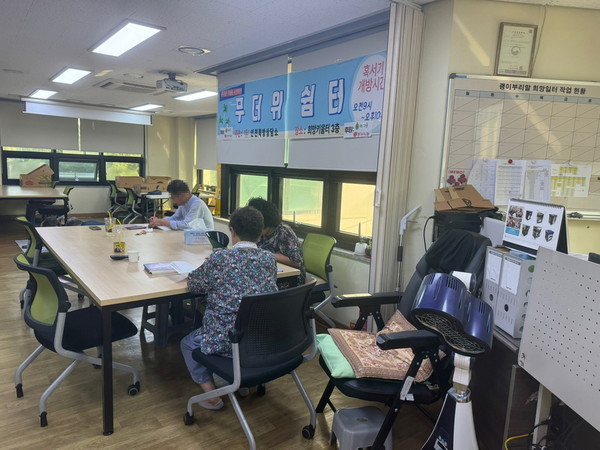 인천시 동구 만석동에 위치한 쪽방촌 상담소에서 운영하는 무더위쉼터에 주민들이 더위를 피하고 있다.