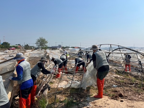 인천시는 29일 최근 집중호우로 큰 피해를 입은 충청남도 예산군의 신속한 복구를 위해 자원봉사자를 긴급 모집한 뒤 현장 지원에 나섰다.<인천시 제공>