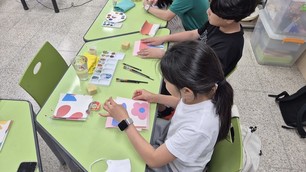 타일 협동화를 만들고 있는 학생들.