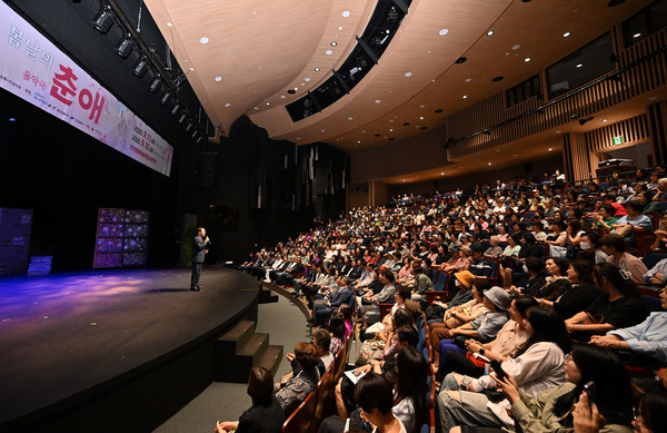 유정복 인천시장이 11일 인천문화예술회관 소공연장에서 열린 노인의날 기념 축하공연 '봄날의 춘애'에서 인사말을 하고 있다. <인천시 제공>