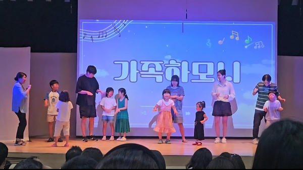 지난달 23일 평내도서관에서 개최한 ‘온(함께) 키움늘봄 공유학교, 찾아가는 인성연극 가족하모니’ 공연모습.