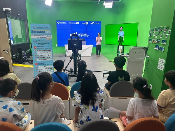 경기시청자미디어센터에서 초등학생들이 방송 스튜디오 체험을 하고 있다.