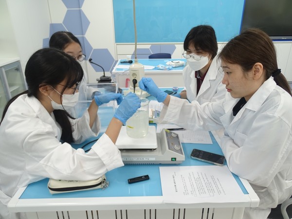 현화고 학생들이 창의융합인재 트랙 과정에서 직접 실험을 하고 있다.