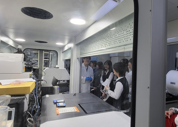 안성여고 과학동아리가 한경국립대에서 연구실험장비를 살펴보고 있다.