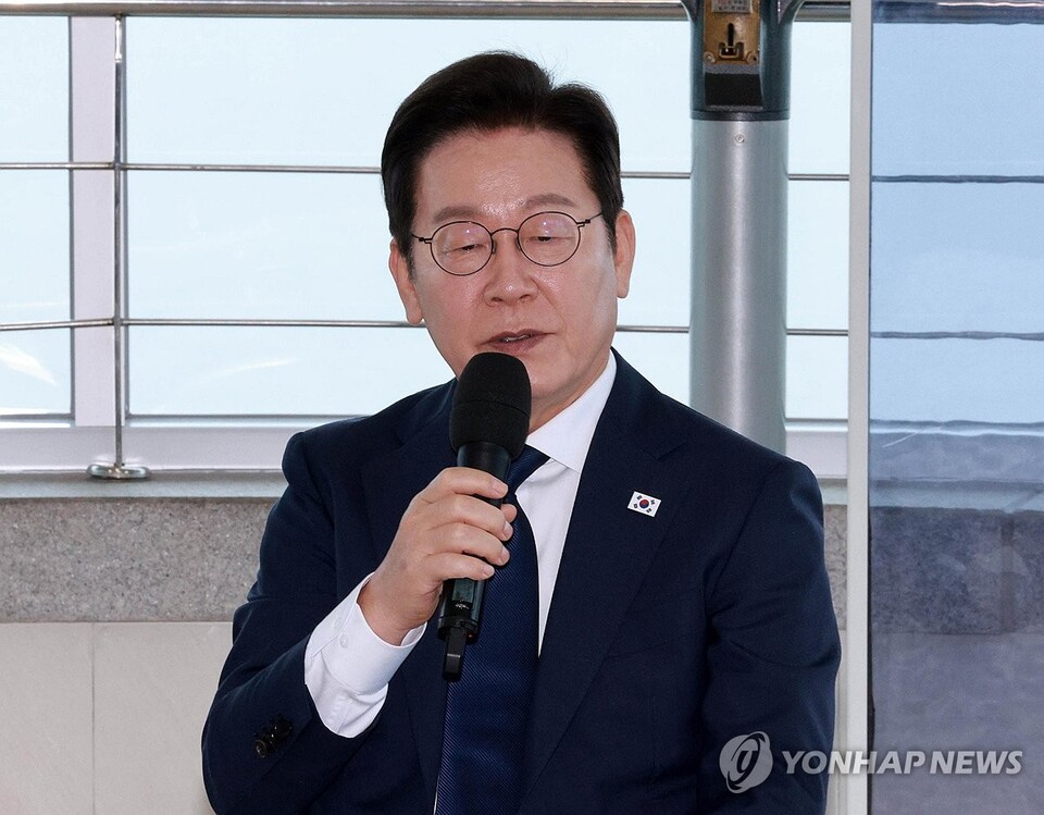 강화도 찾은 李<b>대통령</b>, "남북 이산가족, 생사 확인·편지라도 주고받게...