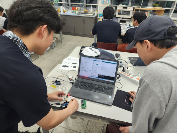 교사 전문성과 학생 주도성을 키우는 1교사 1교육활동.