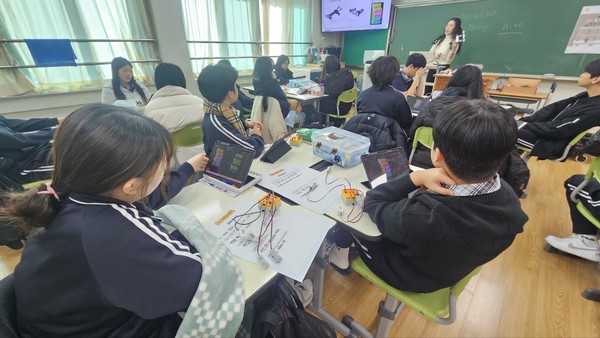 용인대학교와 연계한 백암고 인공지능(AI) 프로그램 교육.