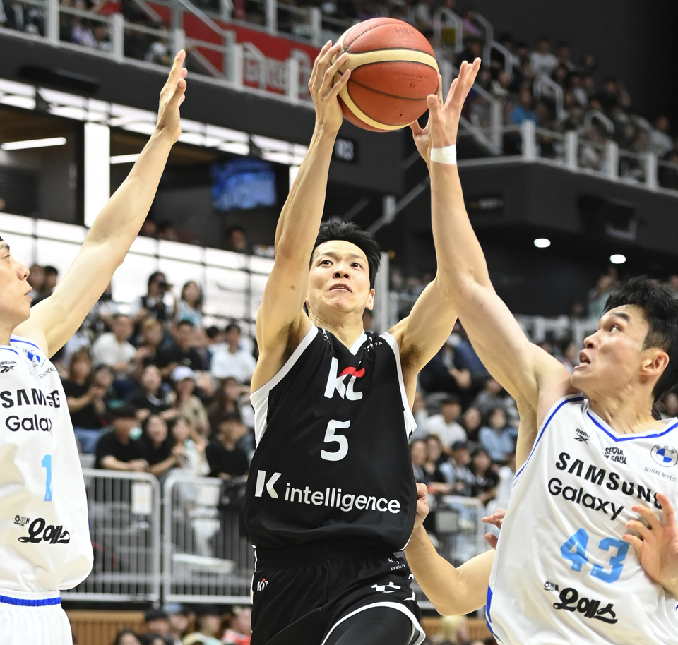 프로농구 수원kt의 김선형이 9일 수원kt소닉붐아레나에서 열린 서울 삼성과의 경기에서 상대 수비를 제치고 슛을 시도하고 있다. KBL 제공