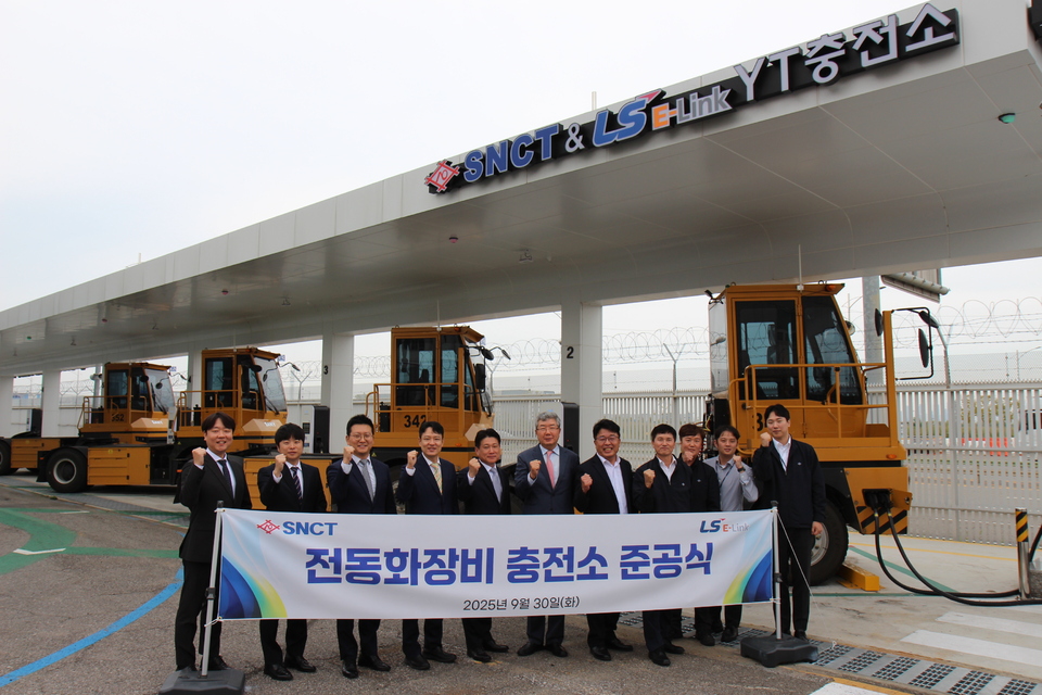 인천신항 SNCT, 전국 항만 최초 전동화 하역장비 전용 충전소 구축 - 뉴스 썸네일 이미지