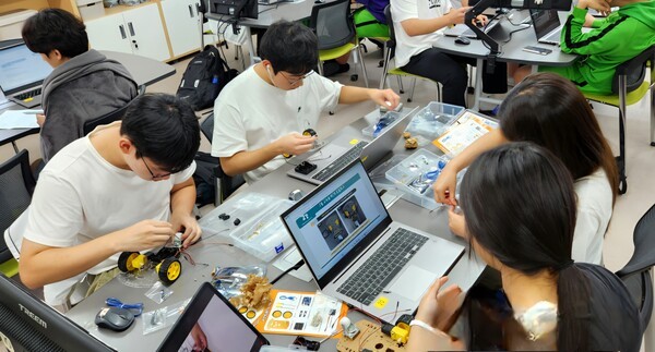 양주 백석고 학생들이 인공지능의 이해와 활용 수업을 하고 있다.