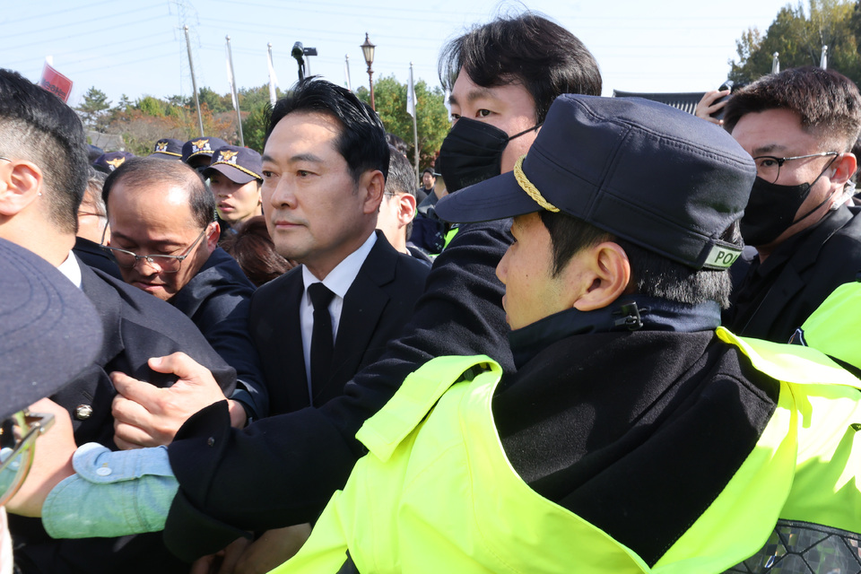 <b>장동혁</b>, 광주 <b>5.18</b>묘역 <b>참배</b> 시민단체와 충돌 … 묵념 후 발길 돌려
