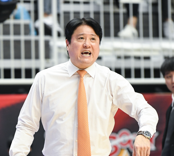 프로농구 수원 kt의 문경은 감독이 작전을 지시하고 있다. <수원 kt 제공>