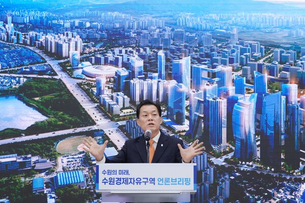 이재준 수원시장이 지난 6월 25일 열린 ‘수원경제자유구역 지정 추진’ 기자회견에서 발언하고 있다.