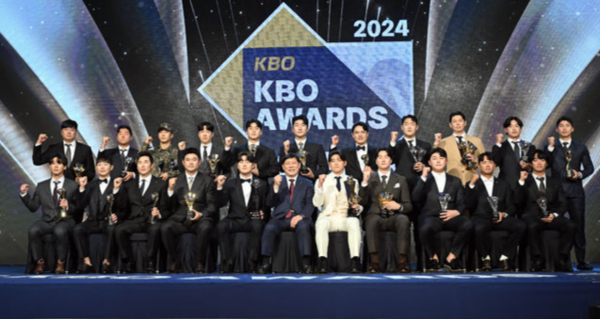 ‘2025 신한 SOL뱅크 KBO 시상식’이 오는 24일 오후 2시 서울 롯데호텔 월드 크리스탈볼룸에서 열린다. 사진은 지난 해 KBO 시상식 모습. <KBO 제공>